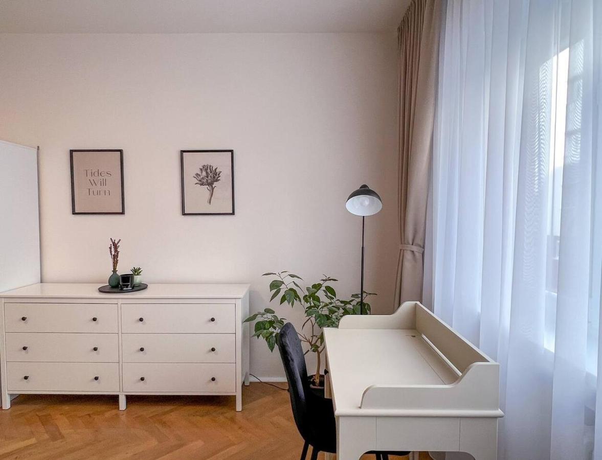 96M2 Of Comfort And Style: 4Bd Apartment In Old Town براتسيلافا المظهر الخارجي الصورة
